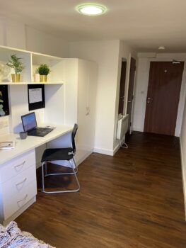 Desk in Bedroom City Point - Caro Lettings